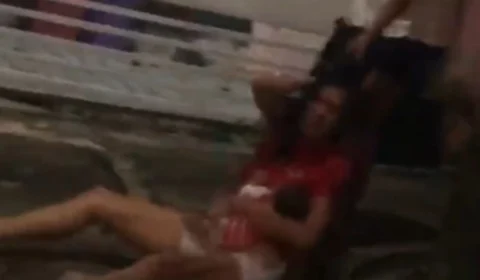 VÍDEO: mulher é arrastada pelos cabelos com bebê no colo em Manaus; cena gera revolta nas redes