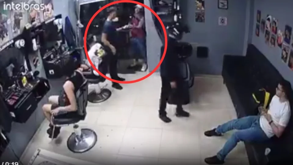 VÍDEO: suspeito armado aterroriza e assalta clientes em barbearia de Manaus