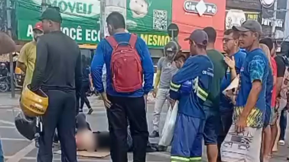 VÍDEO: motociclista fica ferido após ser atropelado por ‘amarelinho’ em Manaus