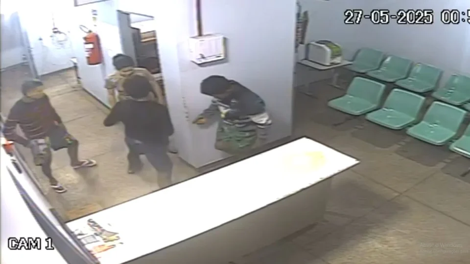 VÍDEO: presos fingem passar mal e atacam policiais para roubar arma no Amazonas; confira