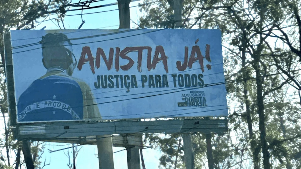 Bolsonaristas lançam outdoor por anistia em Brasília e preparam ato nesta quarta-feira (7)