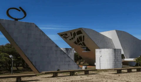 Amor à Pátria: casal tem relação sexual em monumento de Brasília diante do STF