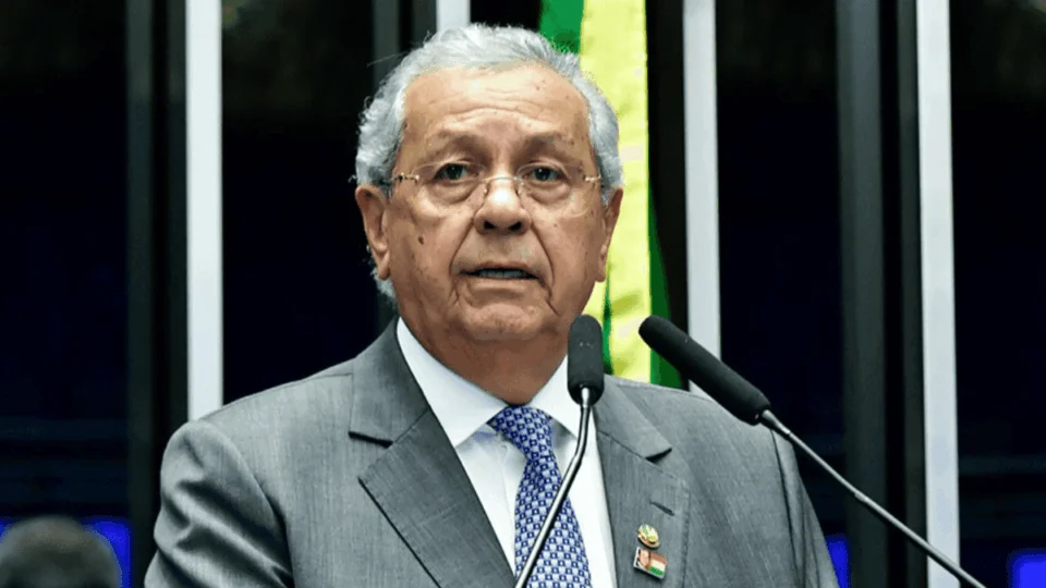 Quem é o senador que afirma ter sido vítima de descontos ilegais na aposentadoria do INSS