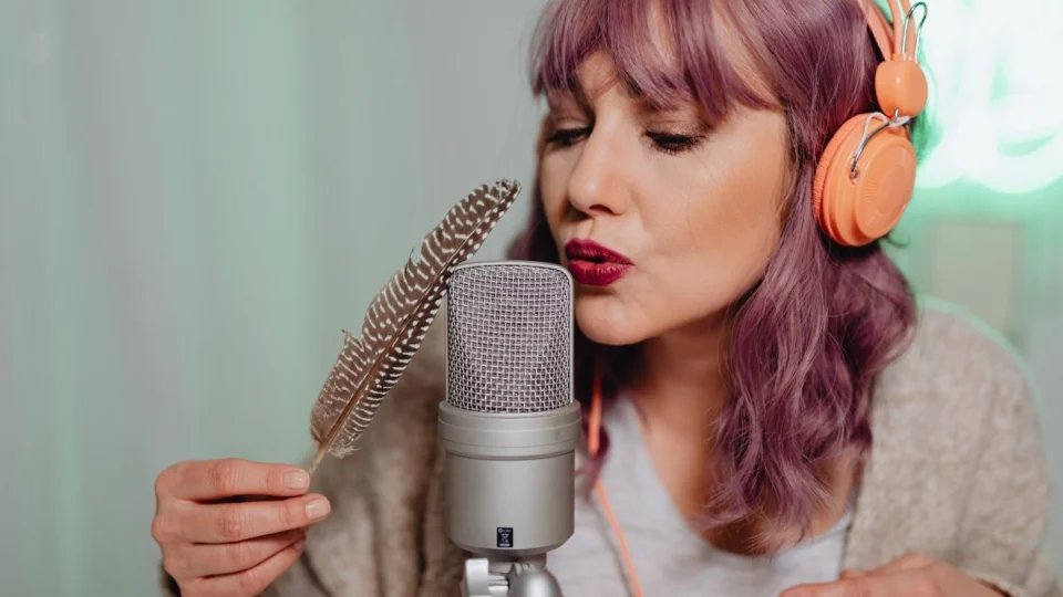 Sons que acalmam… e que pagam: como ganhar renda extra com um canal de ASMR