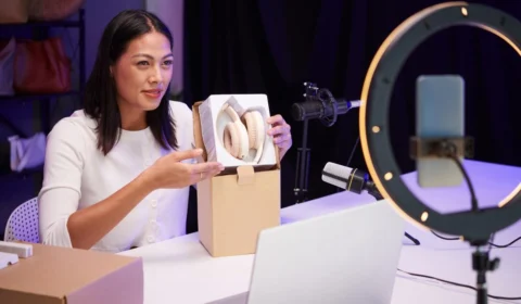 Abrir caixas e ganhar dinheiro: como lucrar com unboxing e reviews de produtos