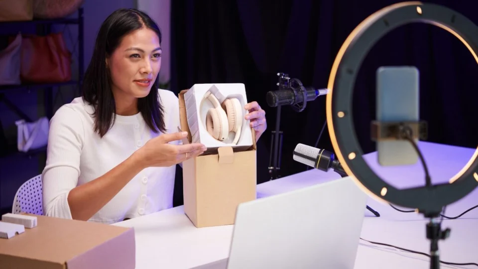 Abrir caixas e ganhar dinheiro: como lucrar com unboxing e reviews de produtos