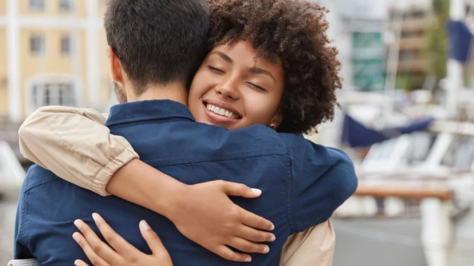 Dia Nacional do Abraço: por que faz bem abraçar?