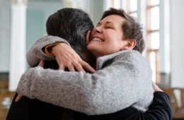 Dia Nacional do Abraço: veja frases para enviar hoje