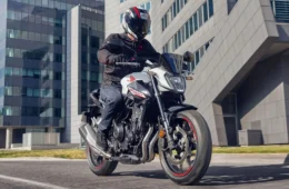 Honda CB 500 Hornet 2026 volta ao Brasil com novo visual e tecnologia