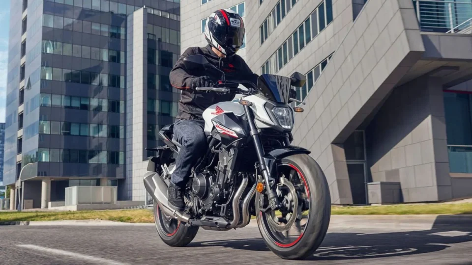 Honda CB 500 Hornet 2026 volta ao Brasil com novo visual e tecnologia