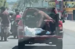 VÍDEO: homem tenta salvar idoso atropelado em cima de carroceria de picape em Manacapuru