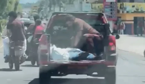 VÍDEO: homem tenta salvar idoso atropelado em cima de carroceria de picape em Manacapuru