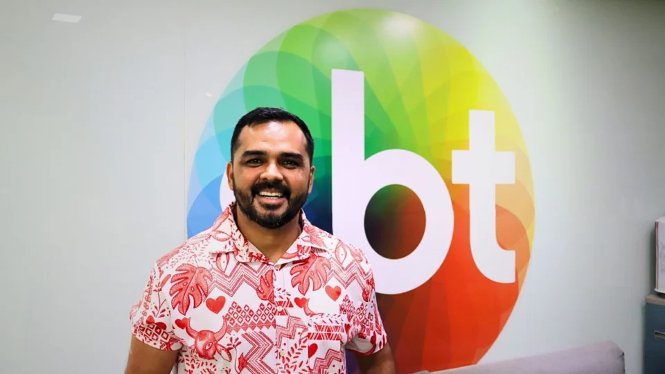 Quem é Israel Paulain? Apresentador do Boi Garantido é uma das atrações do Norte Bumbás 2025