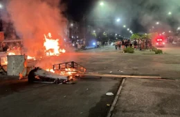 ‘Chegaram atirando’: moradores do Viver Melhor realizam manifestação após ação policial em Manaus