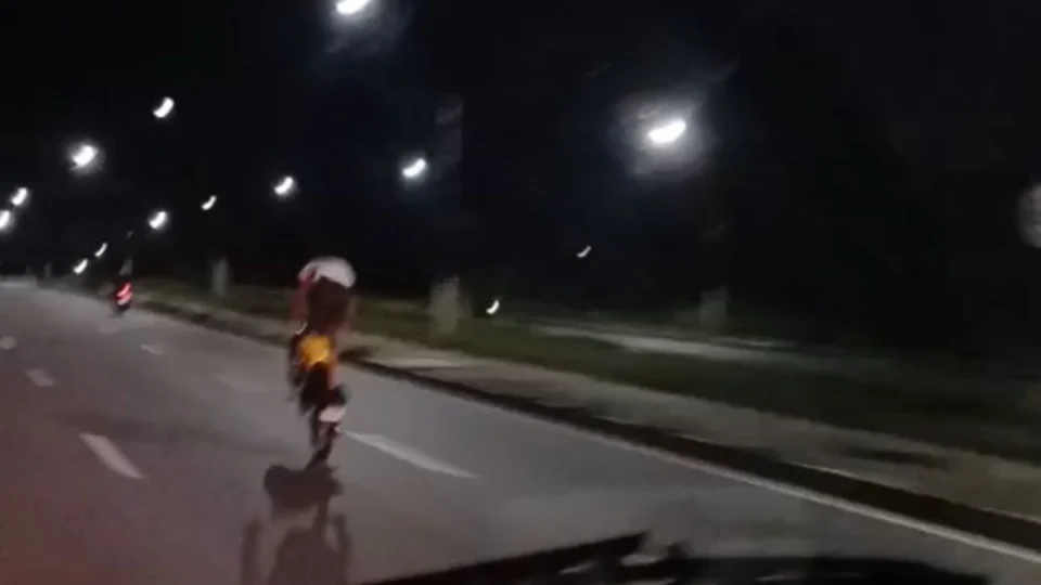 Motociclista é flagrado pilotando moto em pé e sem capacete em Manaus; veja vídeo