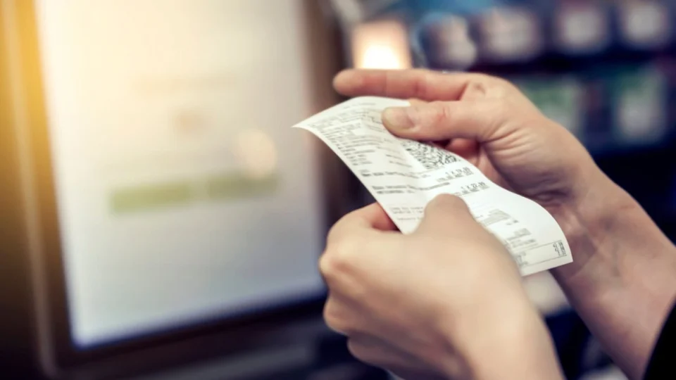 Colocar CPF na nota fiscal realmente aumenta seu score de crédito? Saiba mais