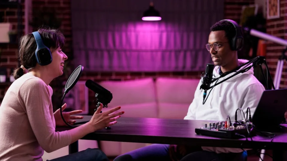 Ganhar dinheiro com podcast: veja o passo a passo para transformar sua voz em renda extra