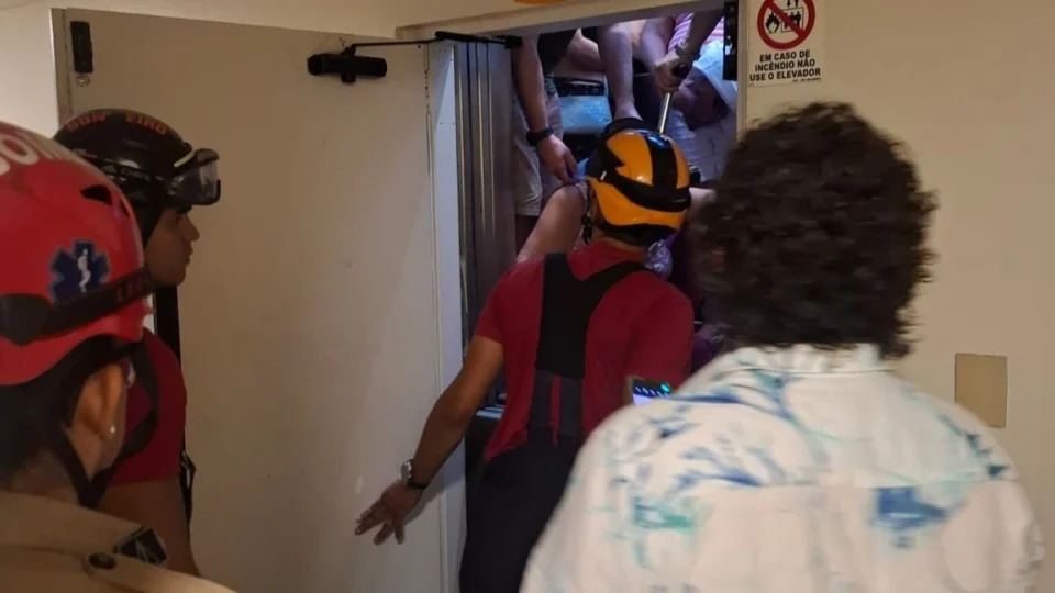 Turistas ficam presos em elevador de hotel no Centro de Manaus
