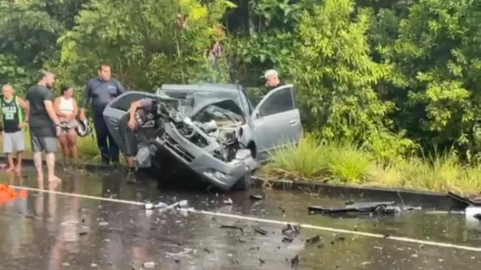 VÍDEOS: grávida morre em acidente grave entre carros na AM-070