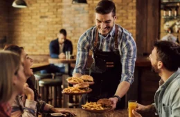 Boas maneiras à mesa: é certo ajudar o garçom a tirar os pratos? entenda o que isso significa