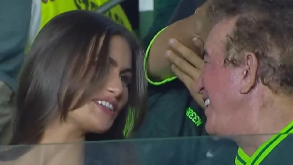 VÍDEO: Amado Batista vira assunto na web após flagra com a esposa durante partida