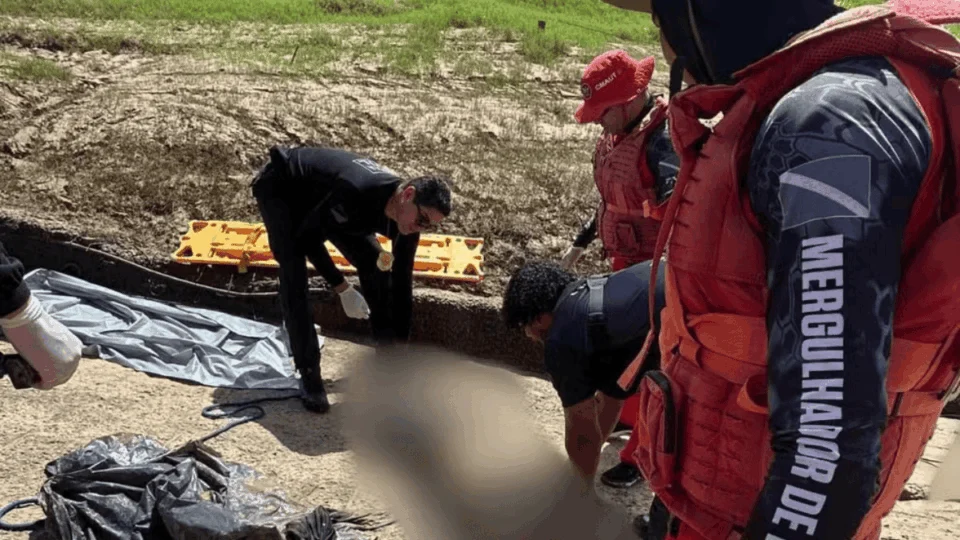 Corpo de homem é encontrado no Rio Acre com duas armas; vítima seria suspeita de ataque armado