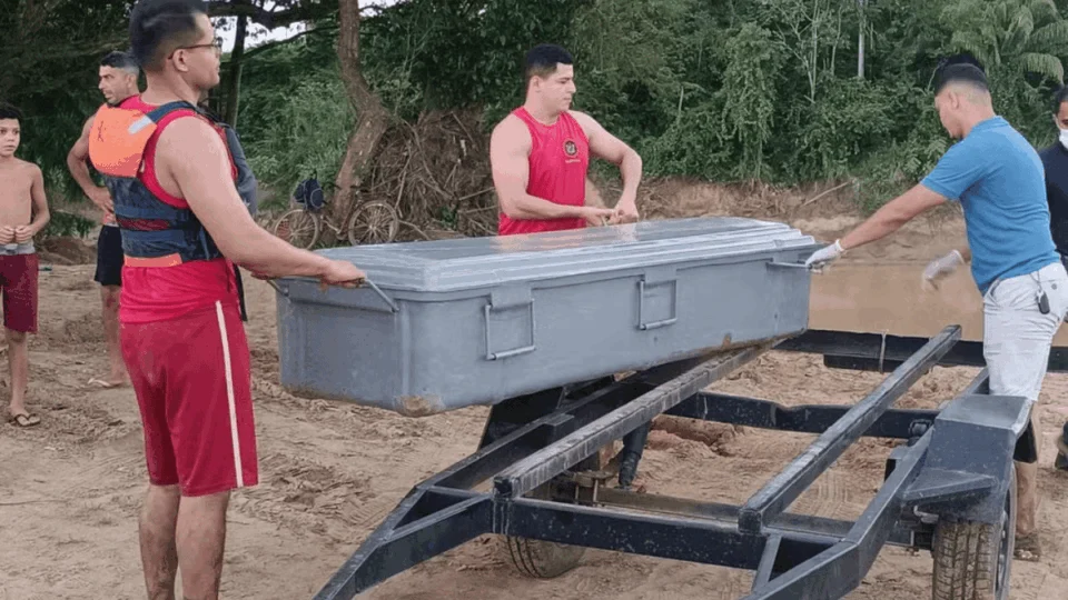 Corpo é encontrado boiando no Rio Acre em Brasiléia e bombeiros fazem resgate