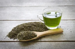 Chá verde ajuda a desinchar mesmo? Descubra a verdade e entenda os reais benefícios da bebida