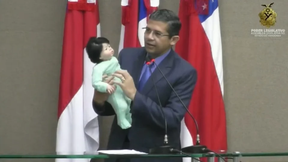 Deputado do AM se revolta com ‘mães’ de bebê reborn e propõe fiscalização; veja vídeo