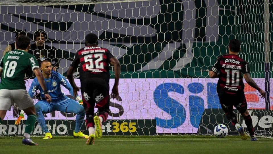 Flamengo vence Palmeiras e diminui distância na liderança; veja gols e polêmicas