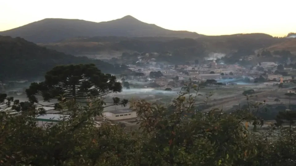 Santa Catarina e Rio Grande do Sul registram neve após chegada de frente fria no Brasil