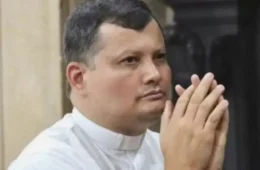 Padre desaparecido é encontrado preso em telhado; entenda