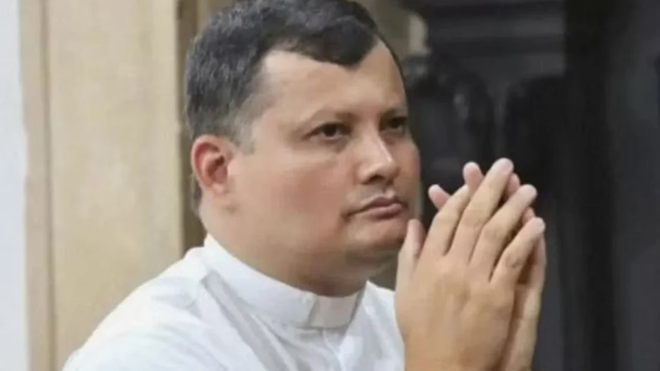 Padre desaparecido é encontrado preso em telhado; entenda