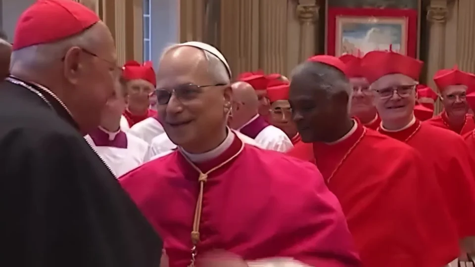 Papa Leão XIV: Vaticano divulga momento em que Robert Prevost aceita o papado e primeiros passos na Capela Sistina