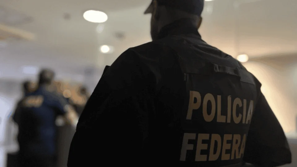 Fraude no INSS: agente da PF é flagrado com US$ 200 mil em operação que apura desvio bilionário