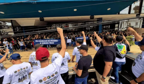 Policiais e bombeiros protestam por reajuste salarial e melhores condições de trabalho no Acre