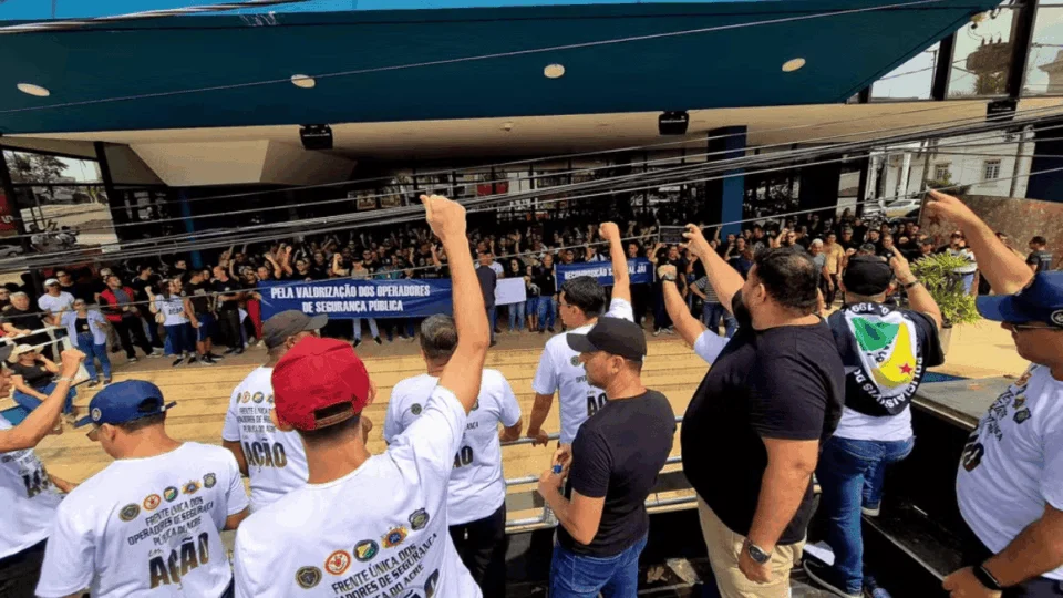 Policiais e bombeiros protestam por reajuste salarial e melhores condições de trabalho no Acre