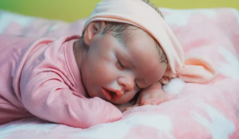 Homem é preso após agredir bebê de 4 meses confundido com boneca reborn