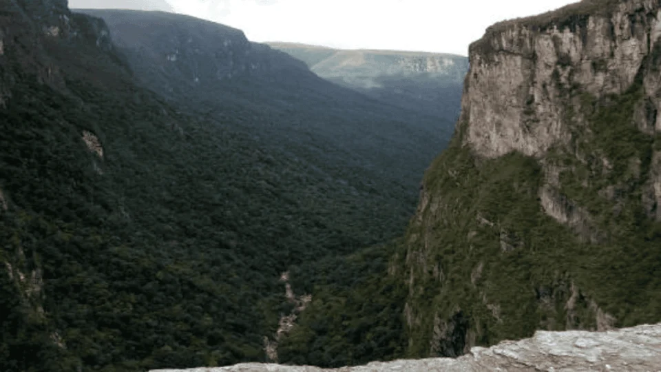 Turista quebra perna em expedição na Serra do Aracá e aguarda resgate no Amazonas