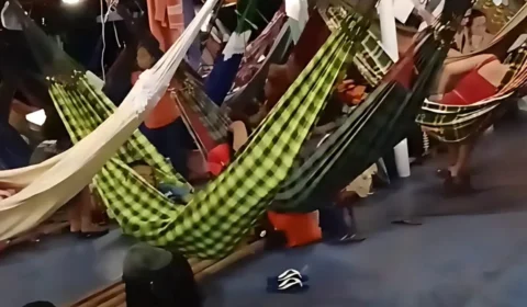 VÍDEO: Barco perde controle e avança contra árvore no Rio Solimões, no Amazonas