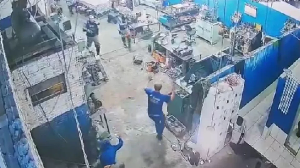 Vídeo mostra momento em que assaltante é encurralado após manter pessoas reféns em Manaus; confira