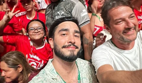 Atores Léo Bittencourt e Marcelo Serrado trocam camarote e se jogam na galera do Garantido