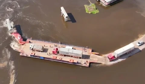 Tráfego na BR-319 segue totalmente interditado após rompimento de cabo em balsa
