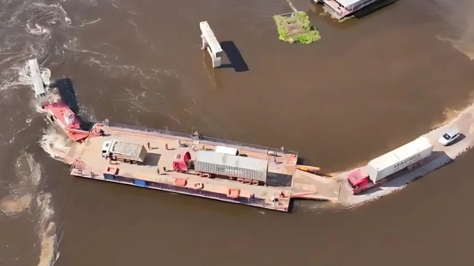 Tráfego na BR-319 segue totalmente interditado após rompimento de cabo em balsa