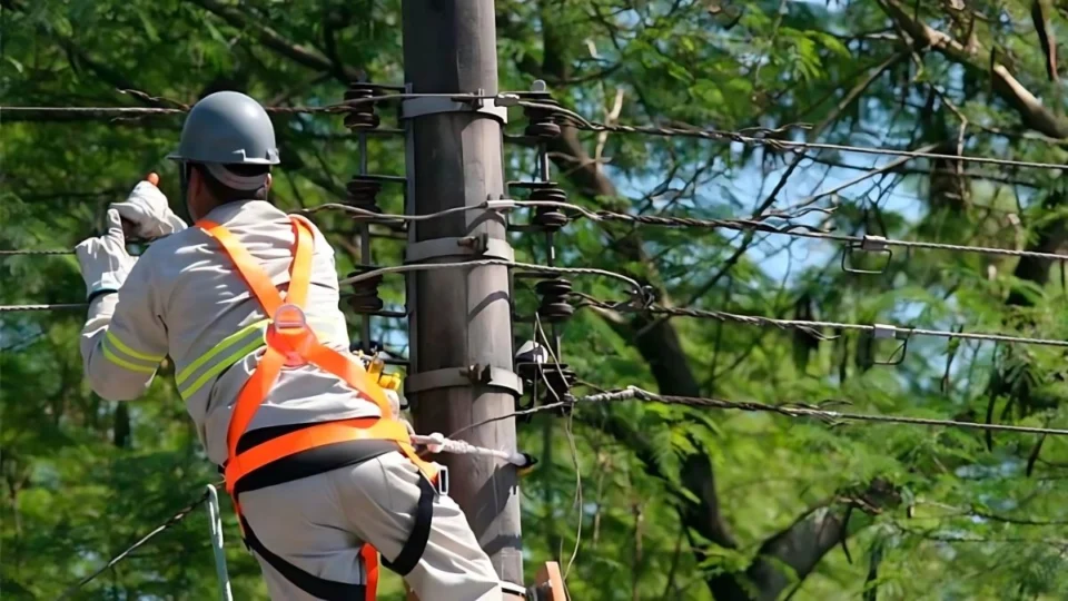Bairros de Manaus ficam sem energia durante o feriado; veja se o seu está na lista