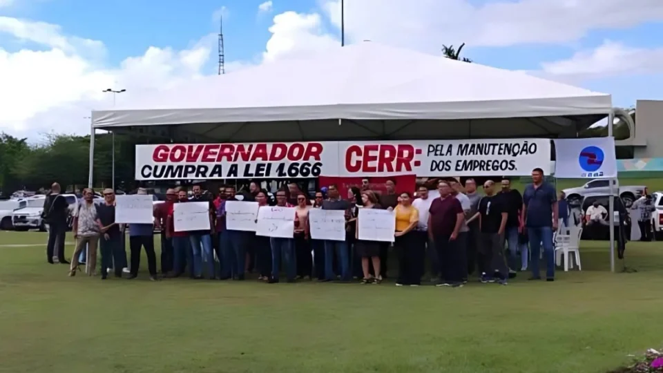 Governo de Roraima expõe lista de exonerados da CERR em porta da estatal; entenda o que motivou a decisão