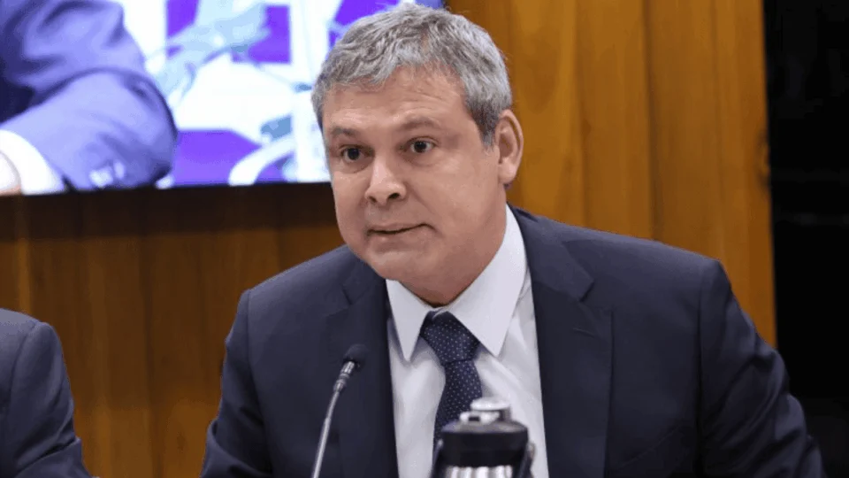 PF ouve Lindbergh em inquérito contra Eduardo Bolsonaro por atuação nos EUA