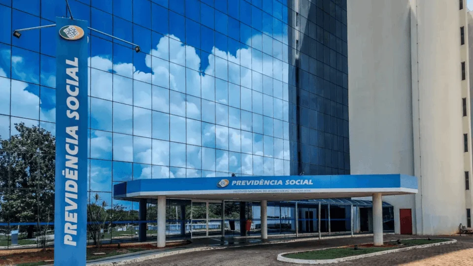 Nova lei sancionada por Lula proíbe descontos no INSS e garante ressarcimento a beneficiários