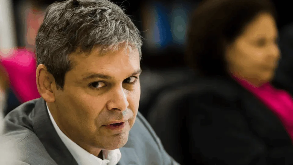 Lindbergh à PF: Bolsonaro financia conspiração contra o Brasil nos EUA