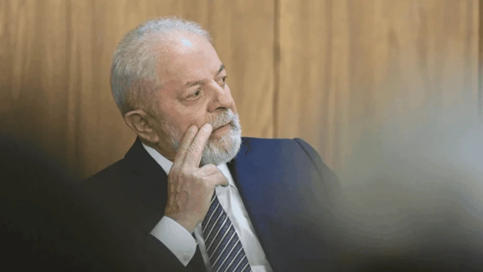 Desaprovação sobe e maioria vê governo Lula pior que o de Bolsonaro, diz pesquisa
